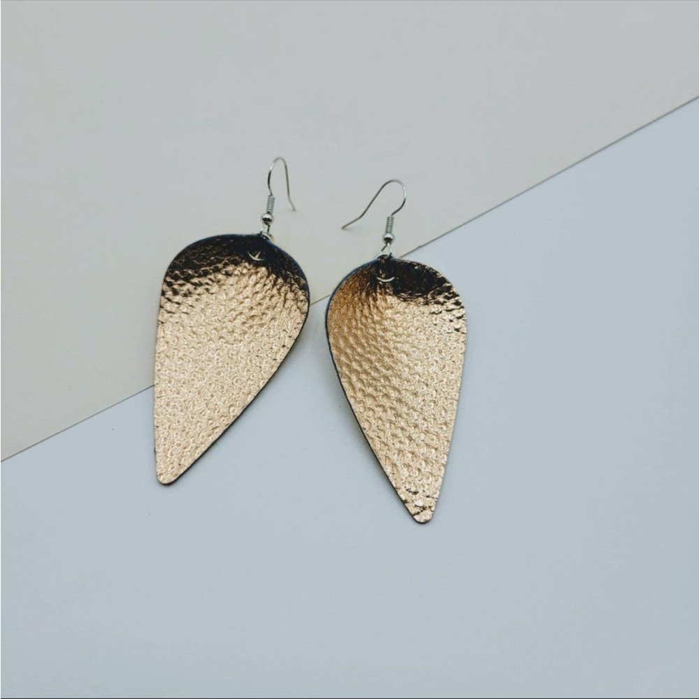 πΈ3/$25 π Handmade Gold Leather Leaf
Dangle Drop Earrings - Picture 7 of 10